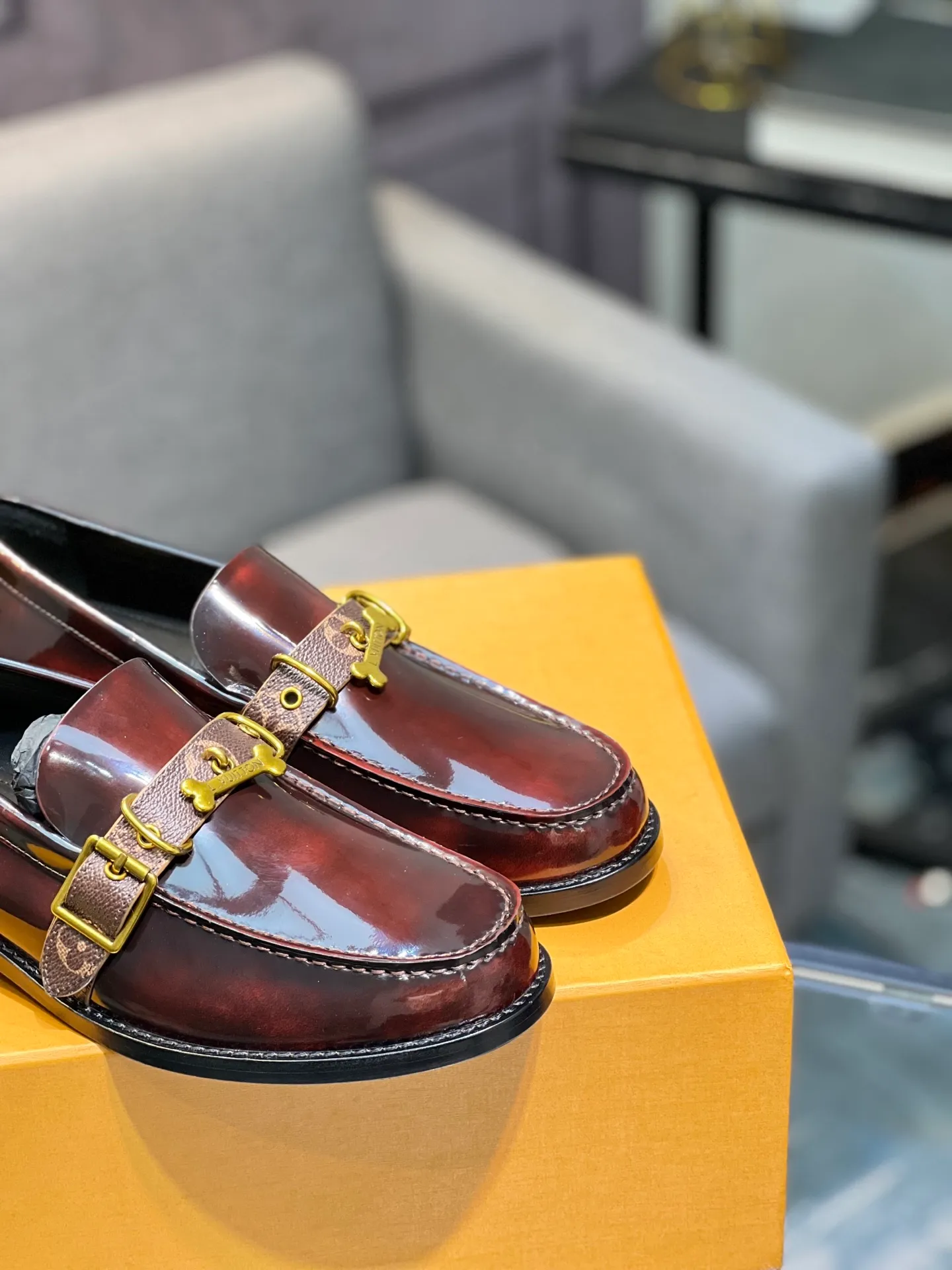 Men's shoes 💰960 LV top luxury brand, high-quality men's business formal leather shoes, imported genuine leather soles! Customized imported leather, the first layer of open-edge beaded lacquered cowhide, the texture is incomparable, the imported cowhide lining, high-end high-end shoes, don't miss it! size:39-44 (Male 38 45 46 customized)